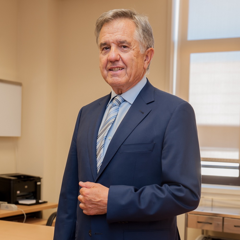 Dr. Carlos Hernández Gil
